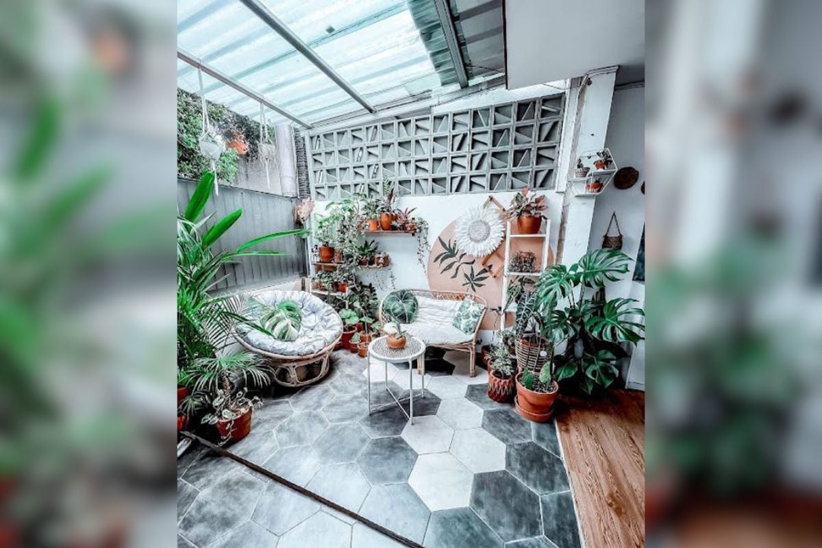 1. Teras Tertutup untuk Ruang Tamu dengan Furnitur Rotan