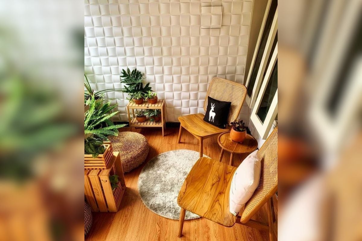 6. Teras Tertutup untuk Ruang Tamu dengan Kesan Hangat dan Natural