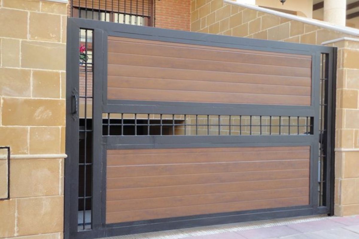 7 Ide Desain Pagar Minimalis Kombinasi Lisplang