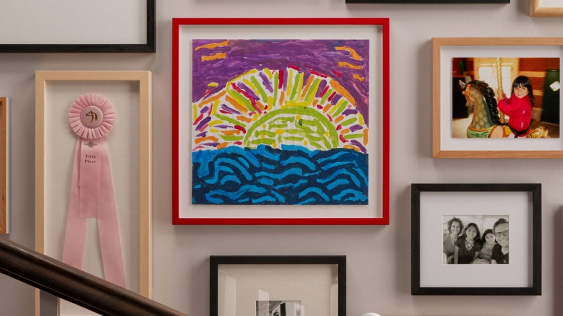 9 Cara Menyusun Bingkai Foto di Dinding Rumah agar Estetik