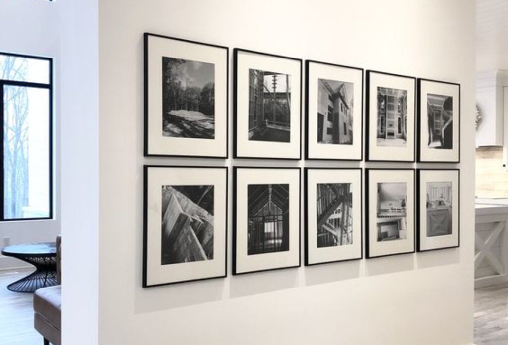 9 Cara Menyusun Bingkai Foto di Dinding Rumah agar Estetik