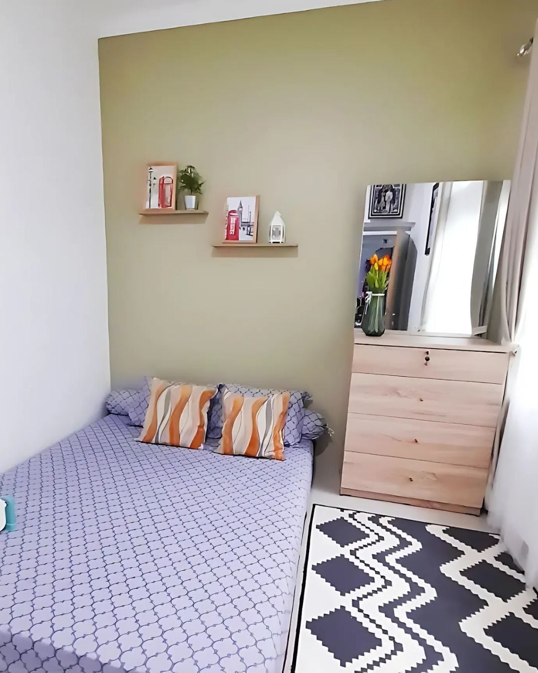 Desain Kamar Tidur Kasur Bawah dengan Dinding Dua Warna
