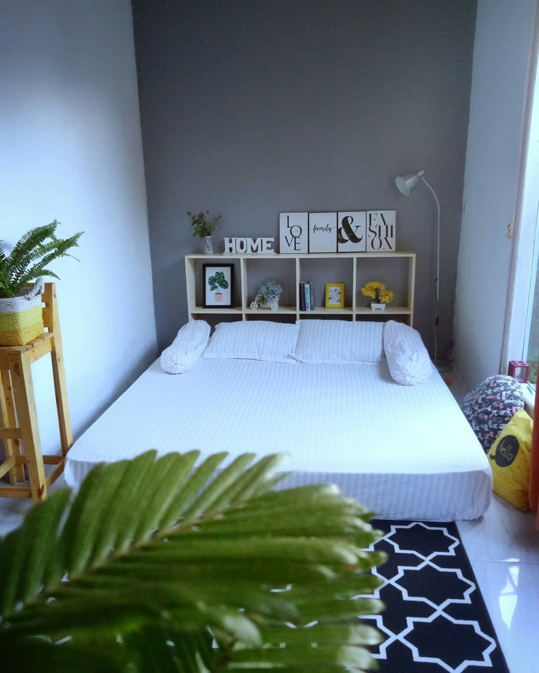 Desain Kamar Kasur Lantai dengan Konsep Grayscale