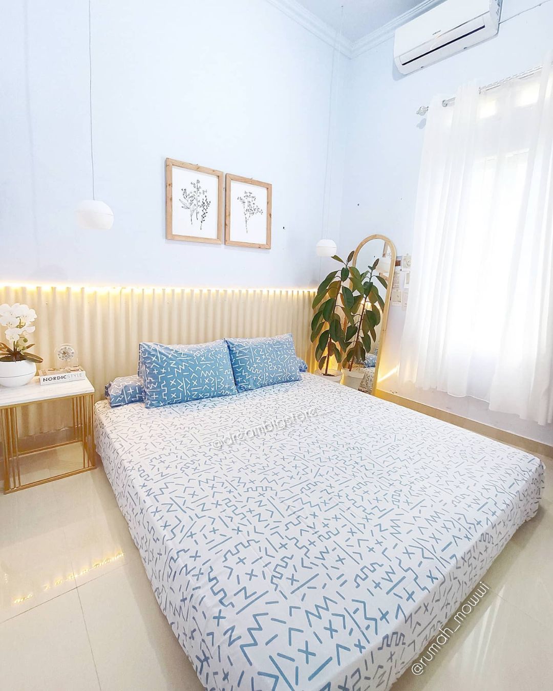 Desain Kamar Tidur Lesehan Kombinasi Biru Muda dan Krem