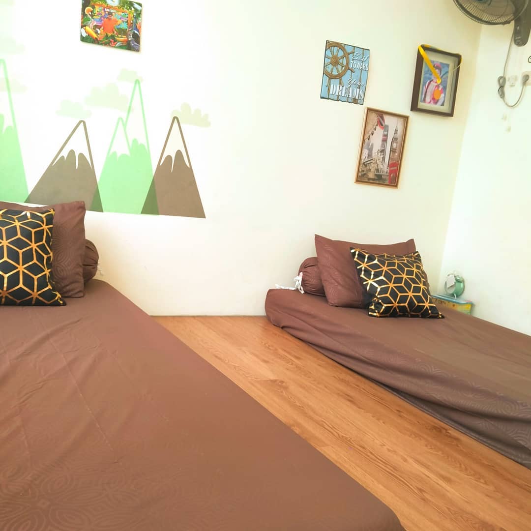Desain Kamar Tidur Lesehan dengan Dua Kasur