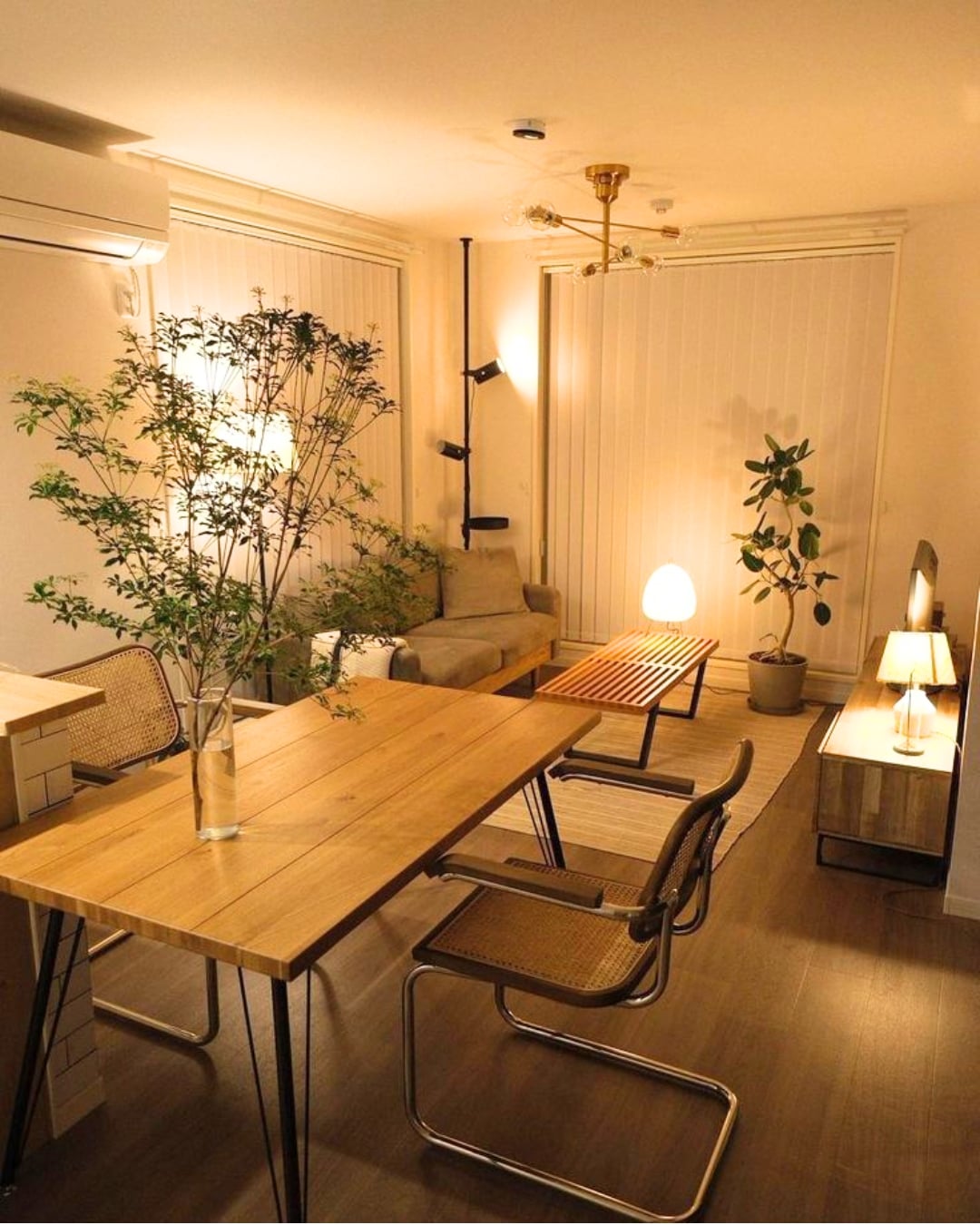 Ruang Tamu Ala Jepang Hangat dan Natural