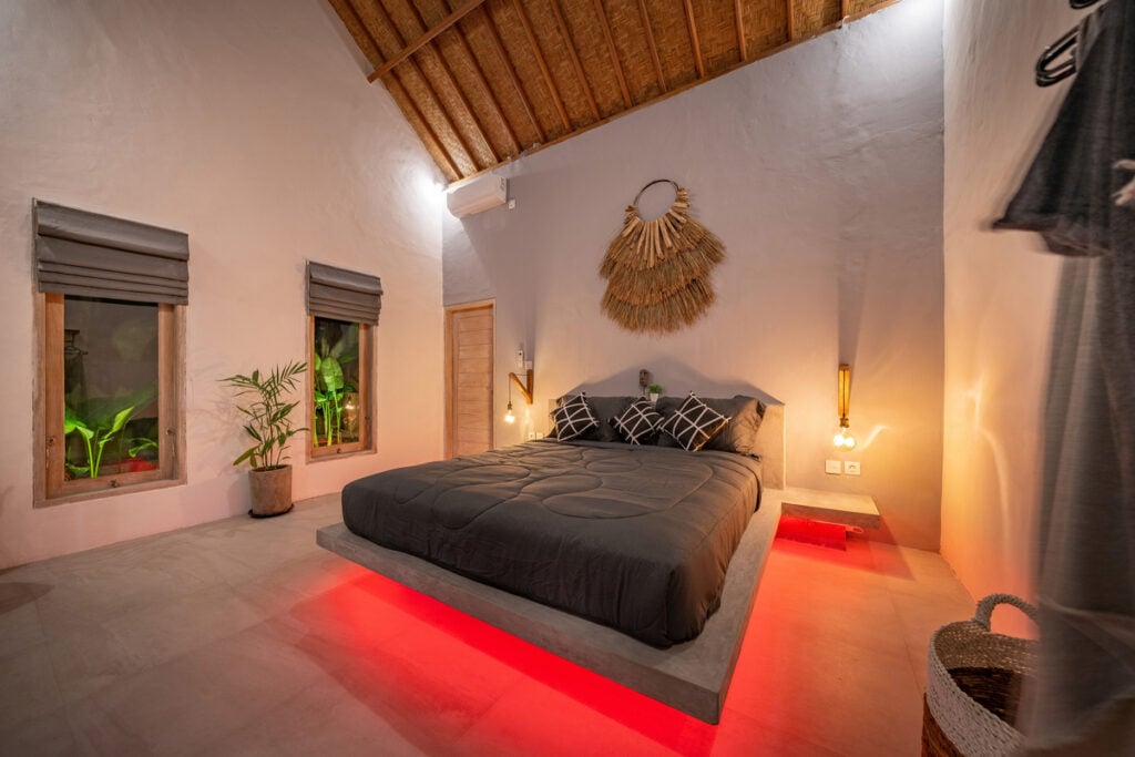 Kamar dengan LED Strip Merah