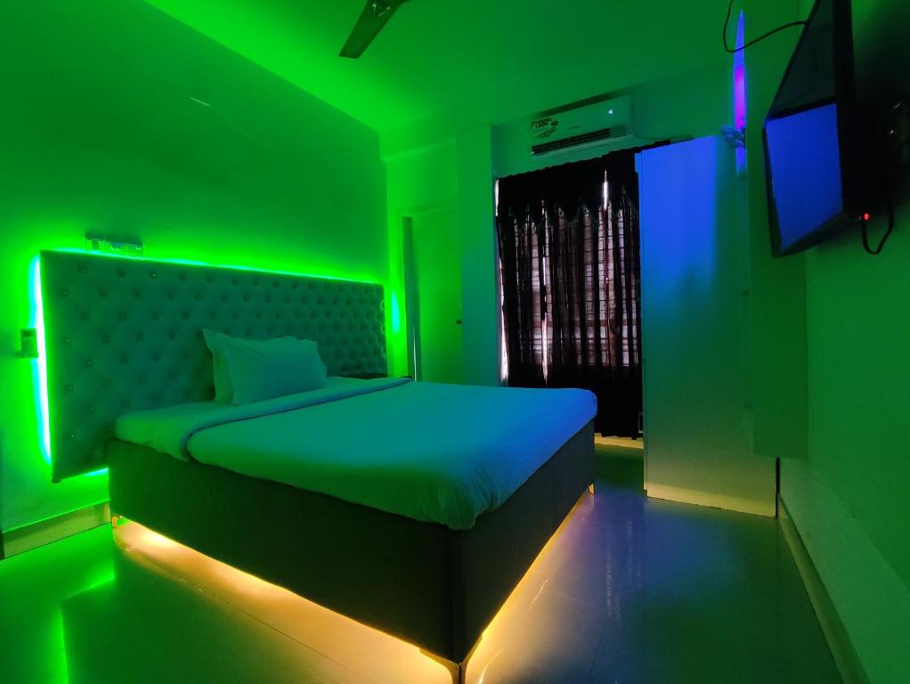 Kamar Tidur Nyentrik dengan LED Strip Hijau