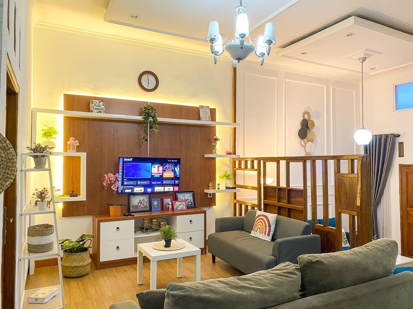 Ruang TV Mewah dengan Konsep Split Level