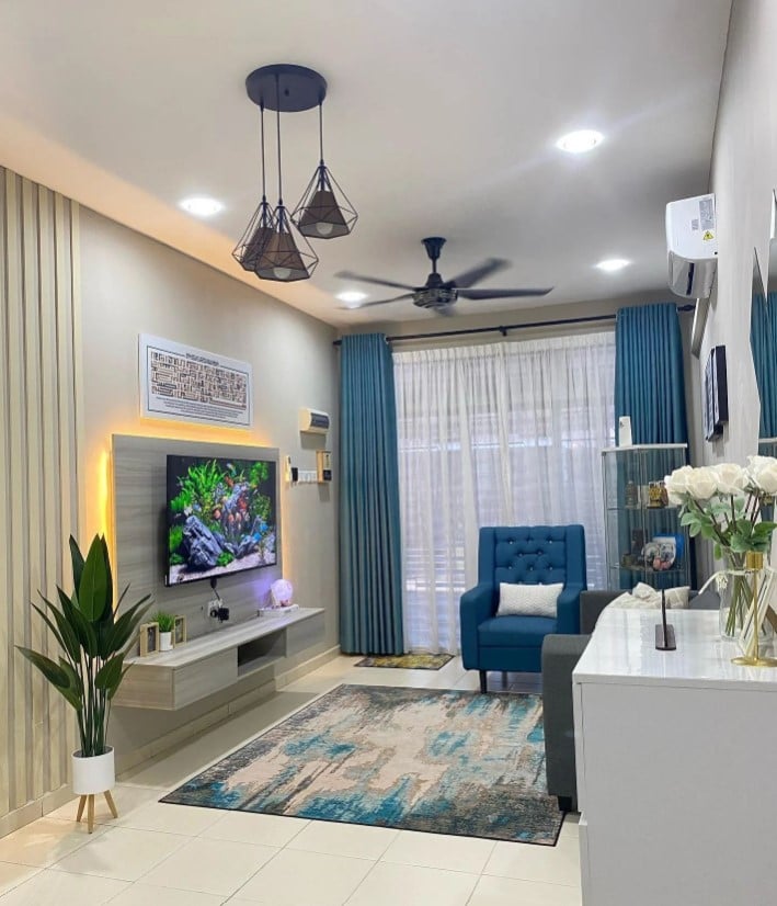 Desain Ruang TV Mewah dengan Sofa Kecil