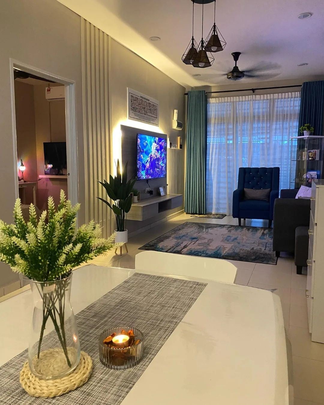 Desain Ruang TV Mewah Memanjang