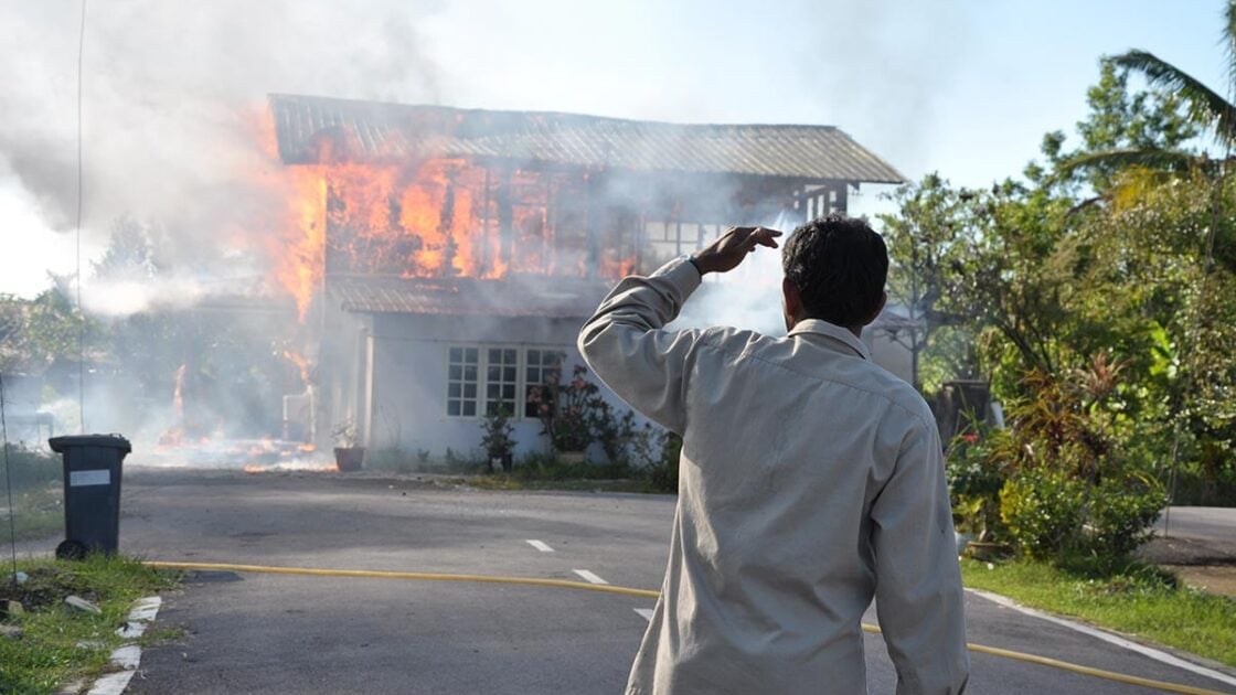 20 Arti Mimpi Rumah Kebakaran dalam Berbagai Ilmu. Berkaitan dengan Rezeki atau Bencana, ya? 20 Arti Mimpi Rumah Kebakaran dalam Berbagai Ilmu. Berkaitan dengan Rezeki atau Bencana, ya?