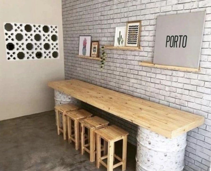 Desain Cafe Sederhana di Ruko Kecil dengan Material Daur Ulang