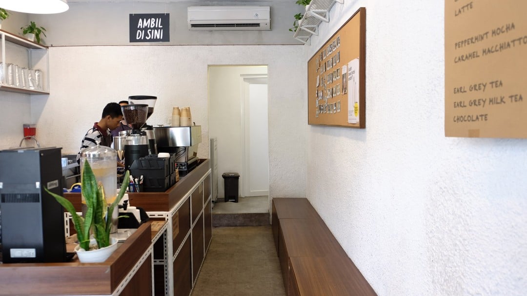Desain Cafe Sederhana di Ruko Kecil Nuansa Warna Terang