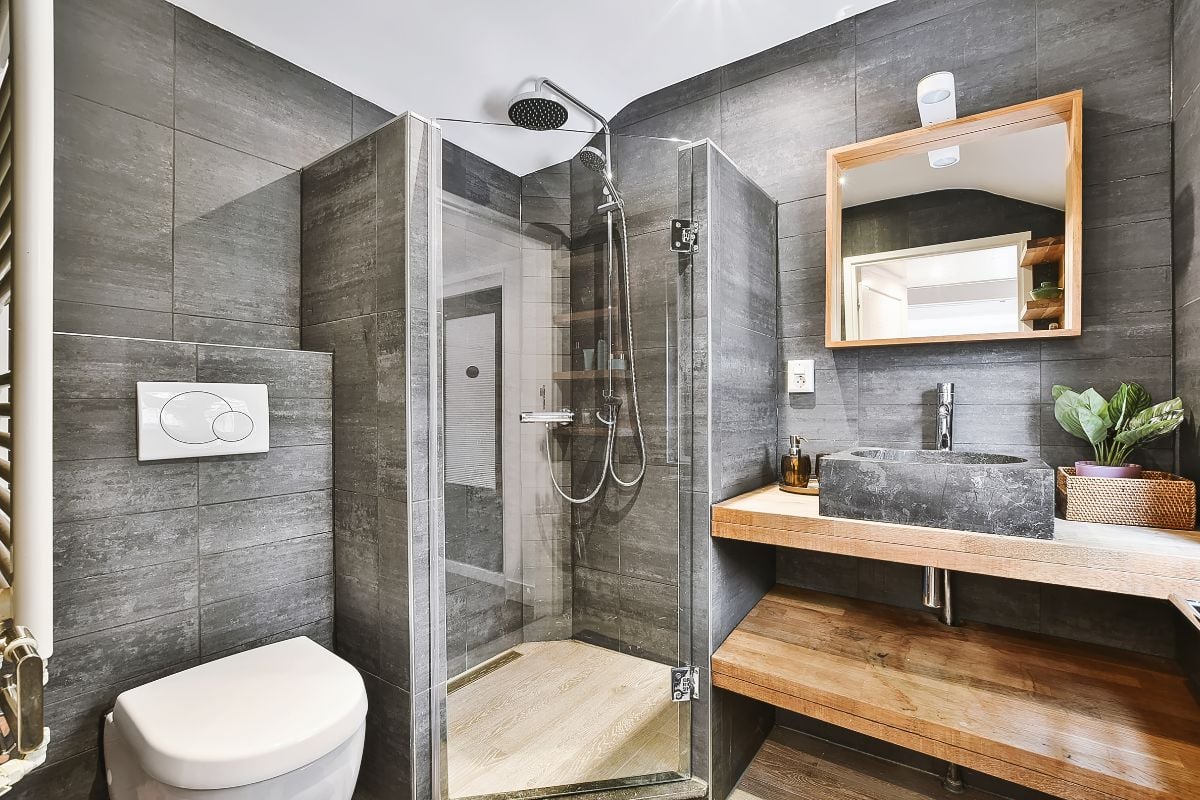 4. Kamar Mandi Mewah Warna Abu-abu