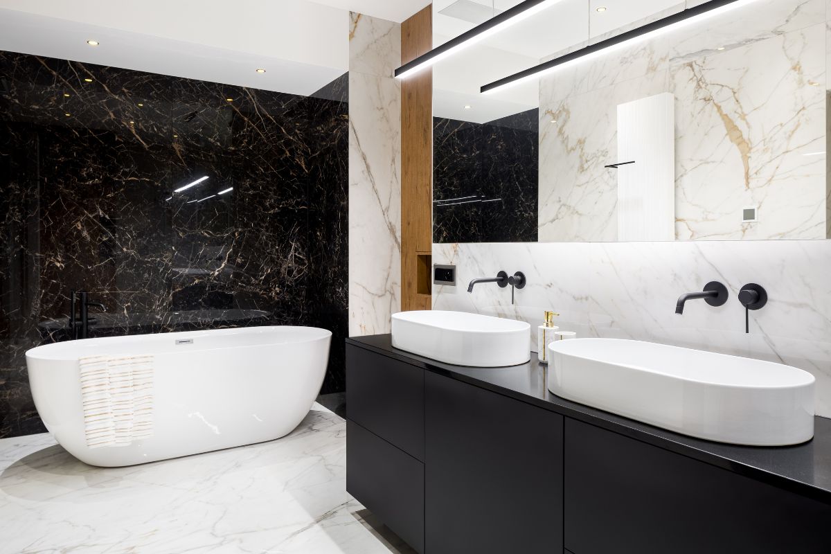 6. Kamar Mandi Mewah Bernuansa Hitam
