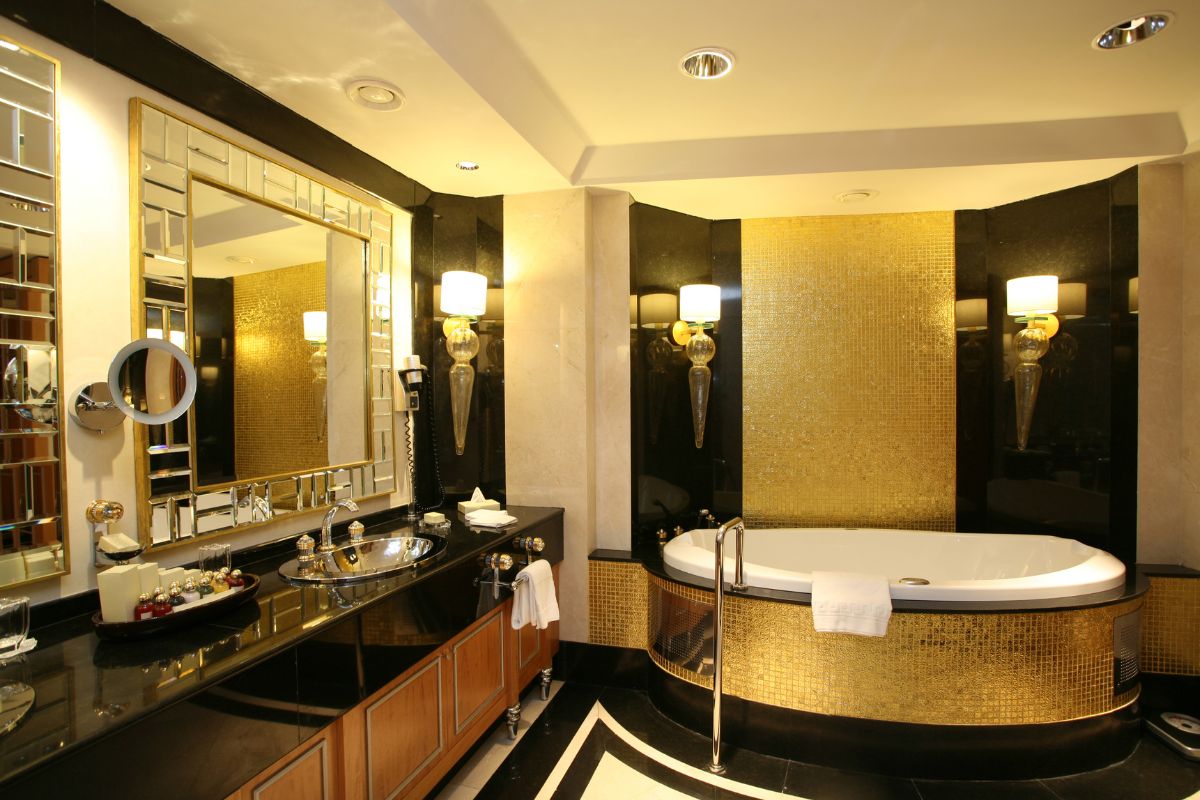 7. Kamar Mandi Mewah dengan Aksen Emas
