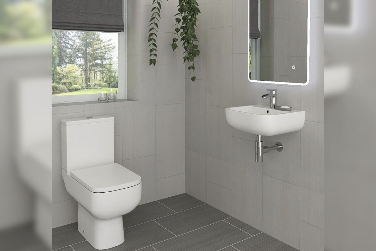 1. Desain Kamar Mandi Sederhana tapi Bersih Nuansa Abu-abu