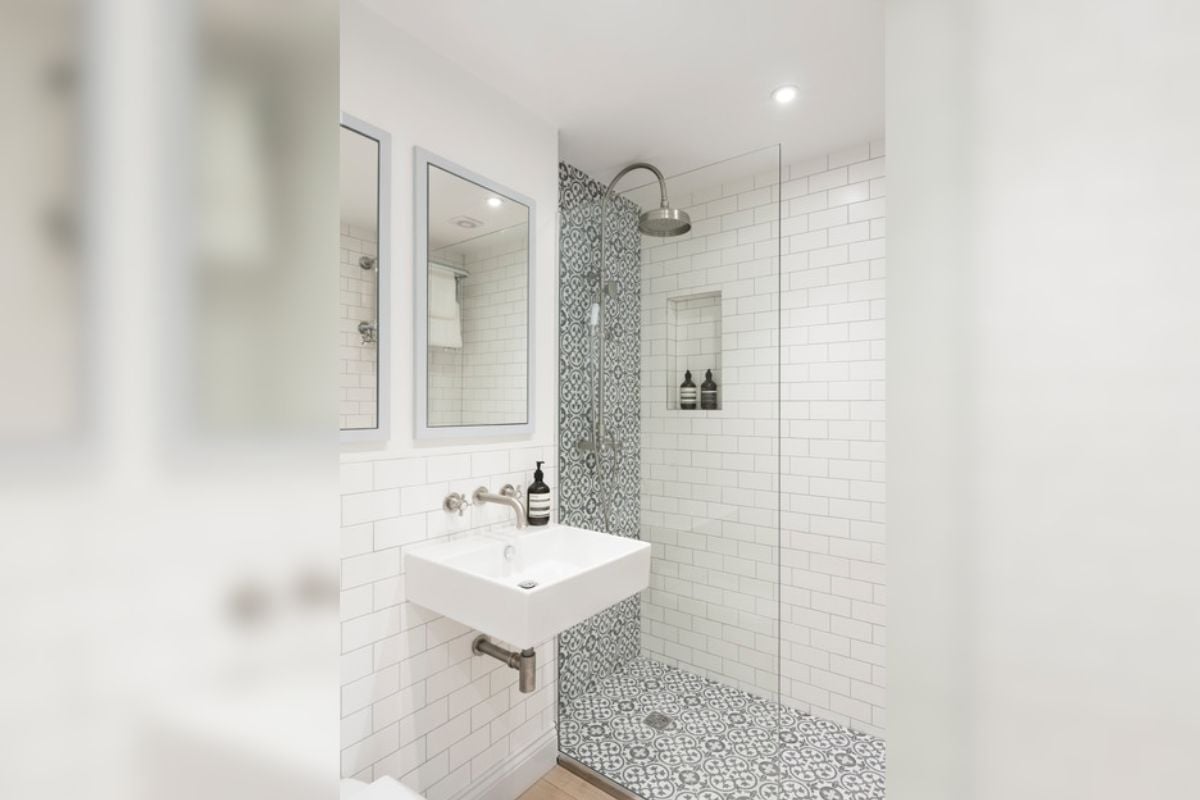 2. Desain Kamar Mandi Sederhana tapi Bersih Nuansa Putih