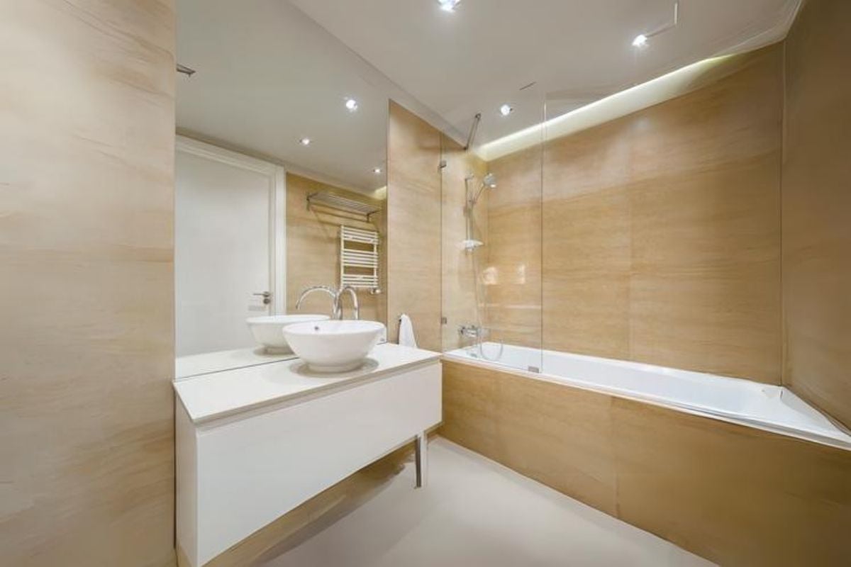 3. Desain Kamar Mandi Sederhana tapi Bersih Nuansa Kayu