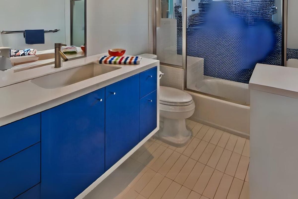4. Desain Kamar Mandi Sederhana tapi Bersih dengan Keramik Berukuran Kecil