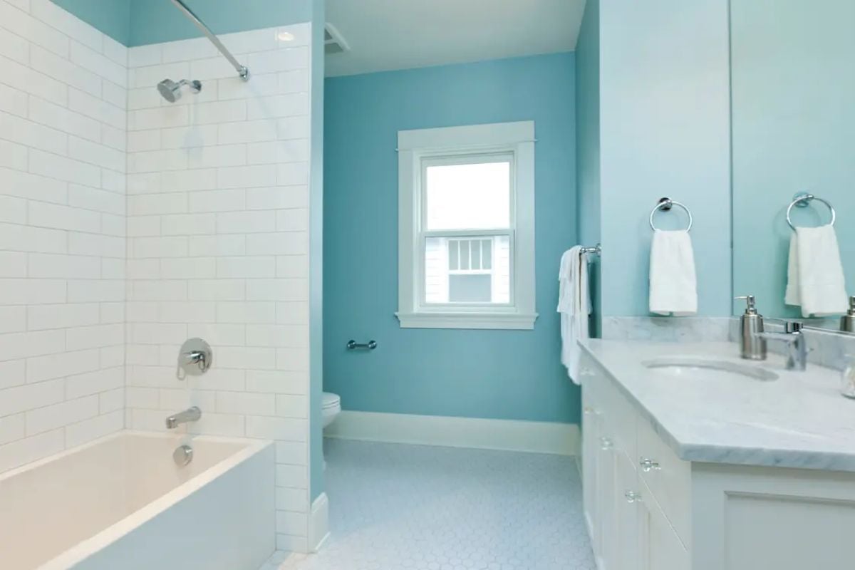 7. Contoh Kamar Mandi Sederhana tapi Bersih dengan Warna Pastel