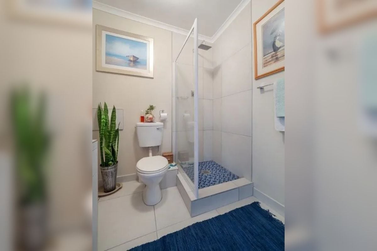 5. Desain Kamar Mandi Sederhana tapi Bersih dengan Hiasan Dinding