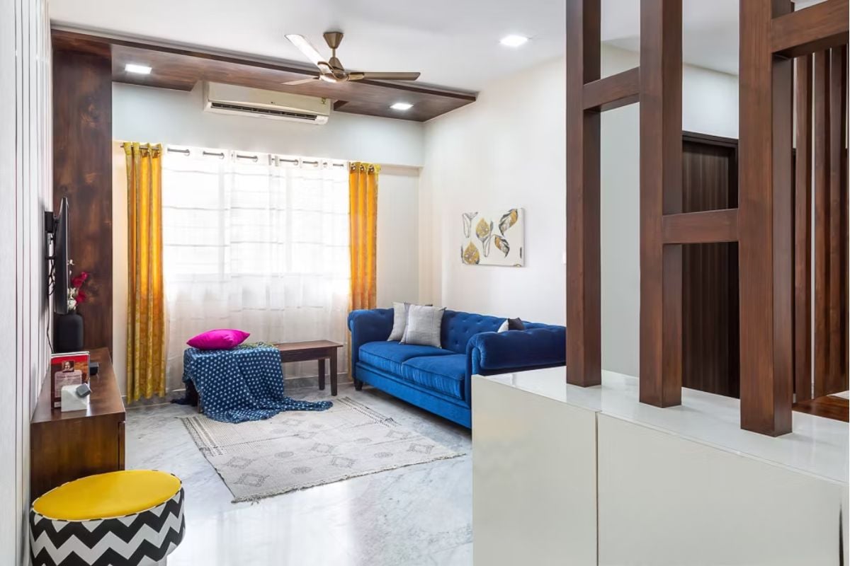 3. Model Ruang Tamu Minimalis Sederhana dengan Aksen Warna Cerah