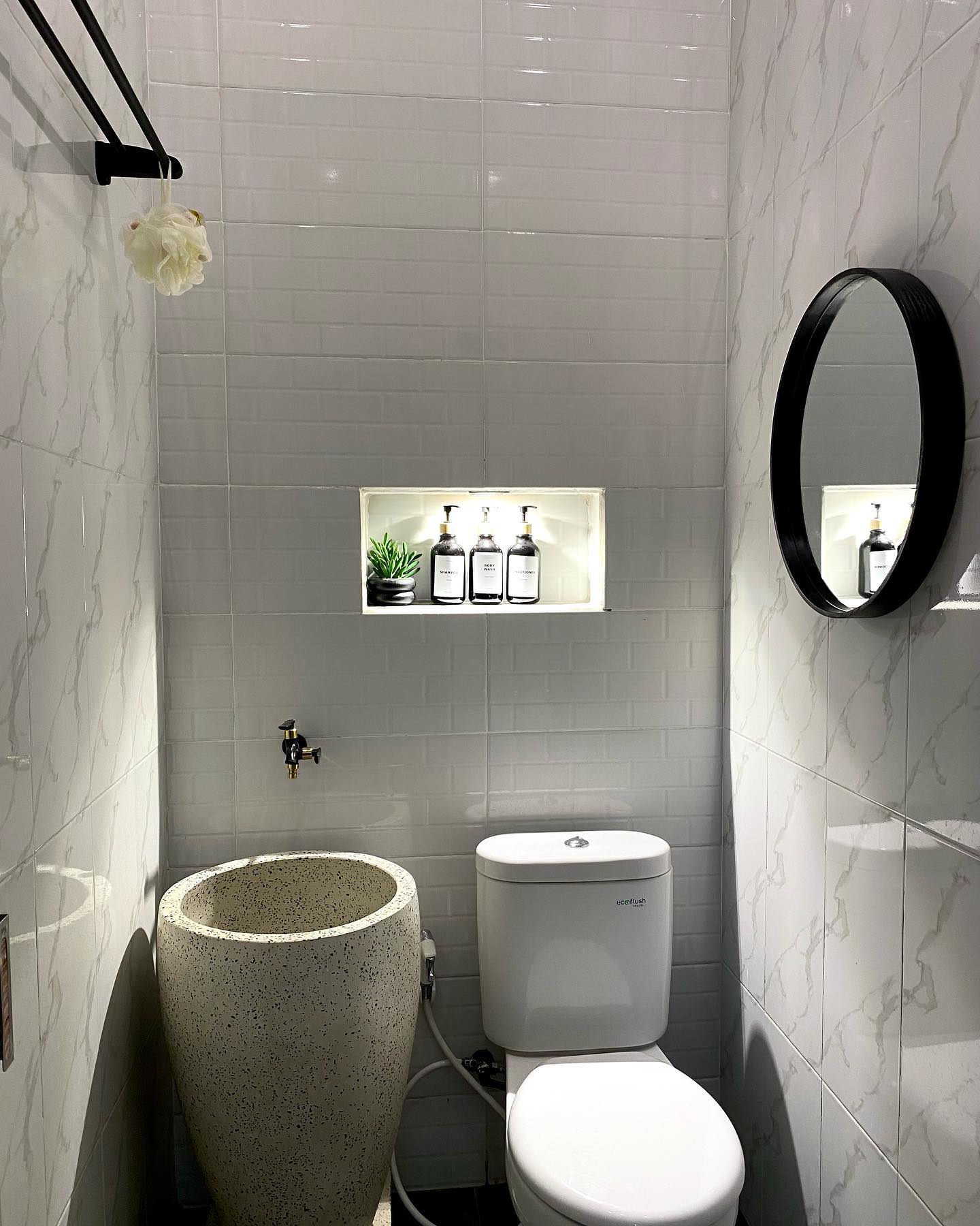 Desain Kamar Mandi Minimalis dengan Dekorasi Bernuansa Bulat