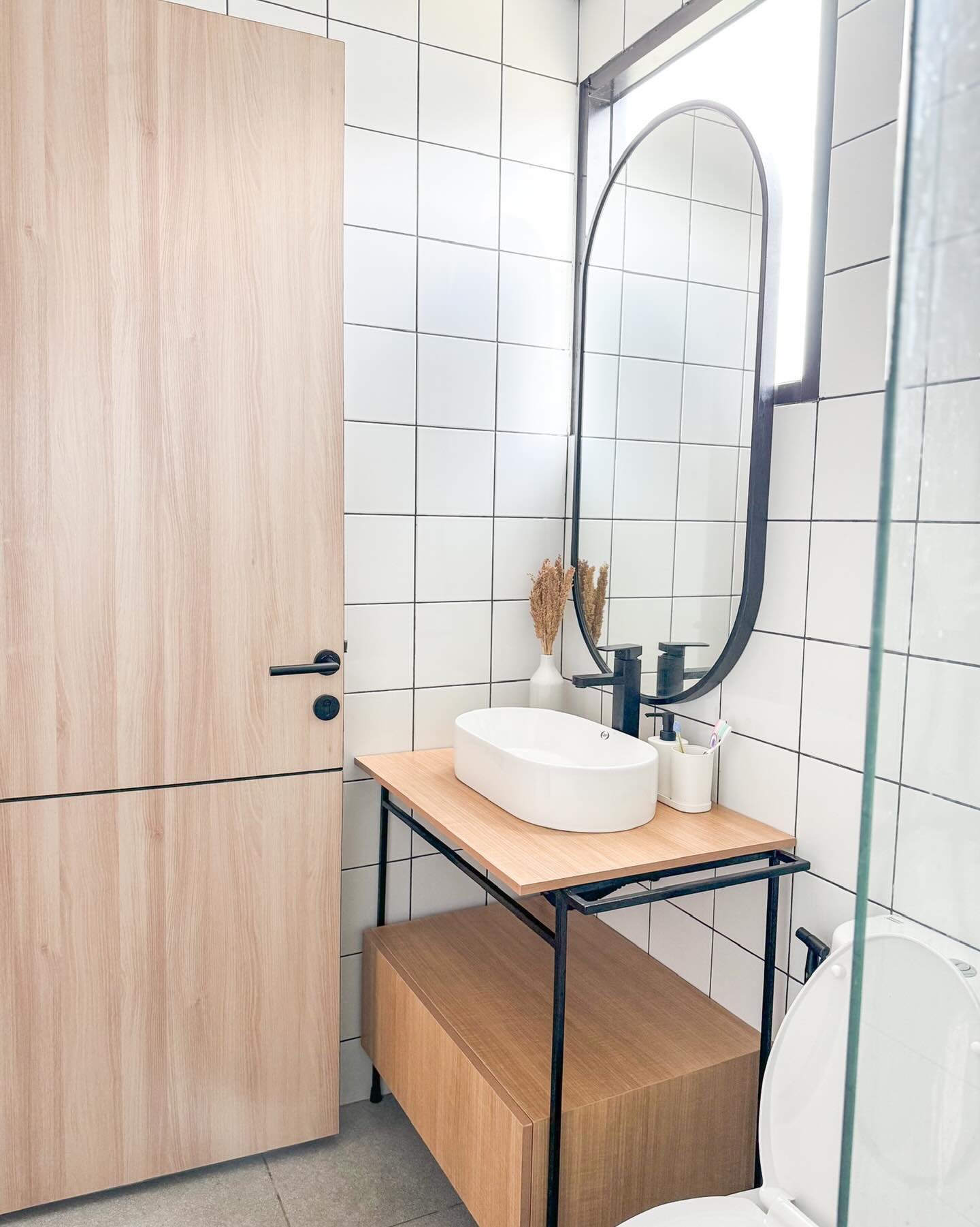 Desain Kamar Mandi dengan Keramik Putih Motif Kotak-kotak