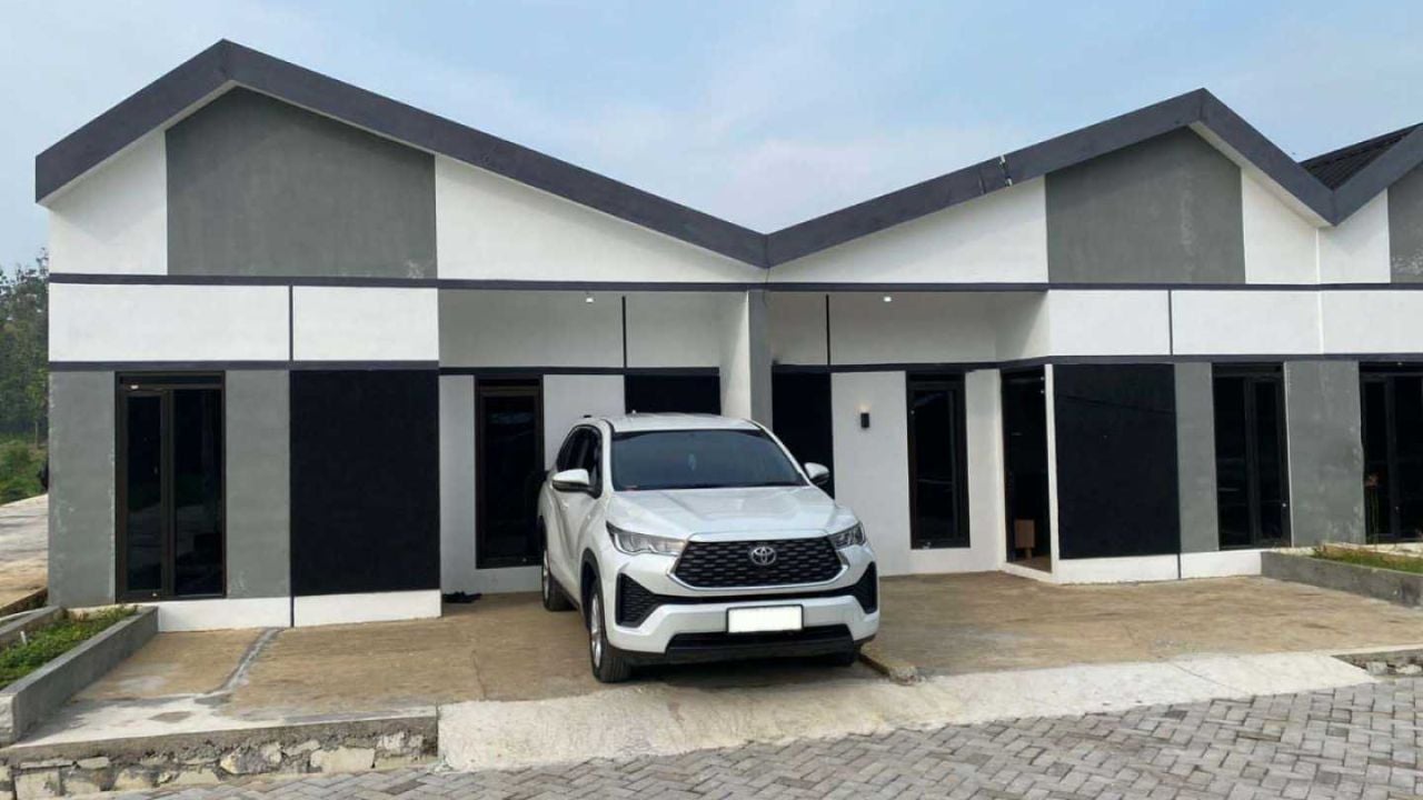 Mobil diparkir di area carport perumahan