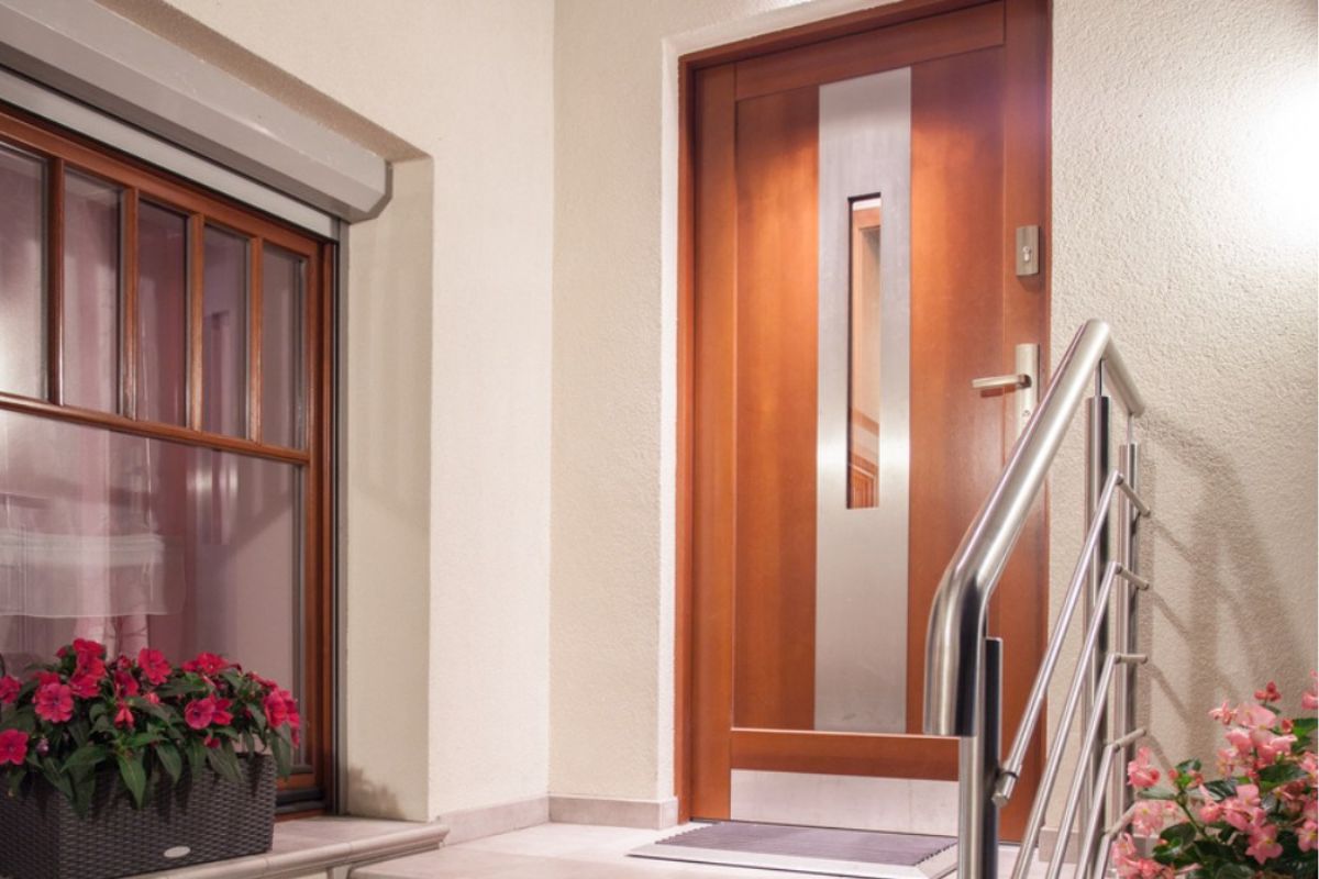 8. Model Pintu Aluminium Mewah yang Dikombinasikan dengan Kayu