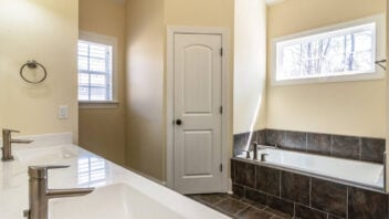 Ukuran Pintu Kamar Mandi yang Ideal, Jenis, dan Harga Terbaru 2025