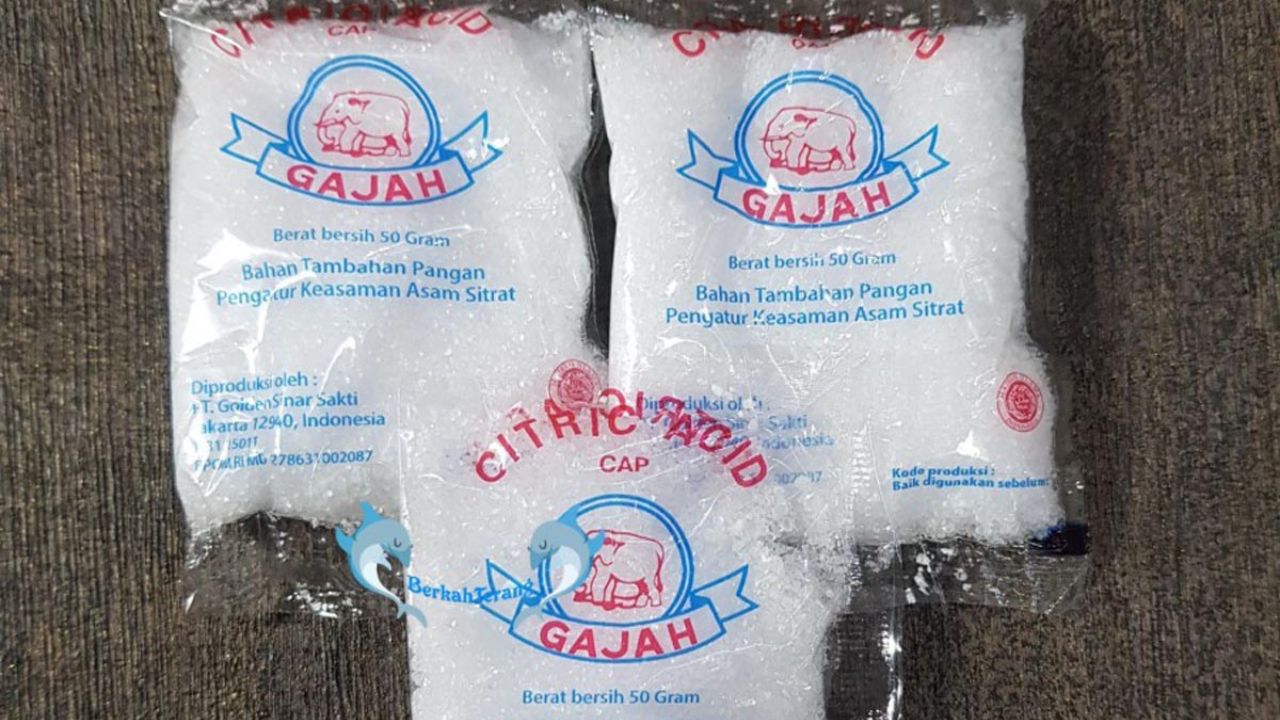 Cara Membersihkan Lantai Kamar Mandi dengan Asam Sitrat