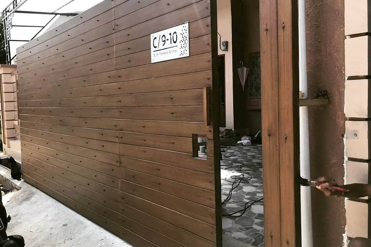warna cat pagar cokelat tua untuk rumah minimalis
