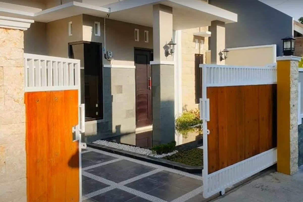 kombinasi warna cat pagar putih dan cokelat kayu