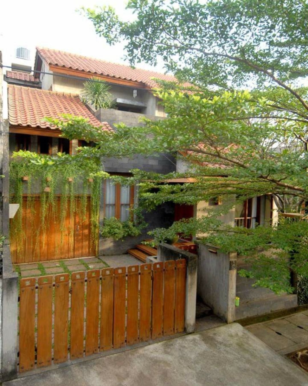 Model Atap Rumah Miring ke Depan Tropis