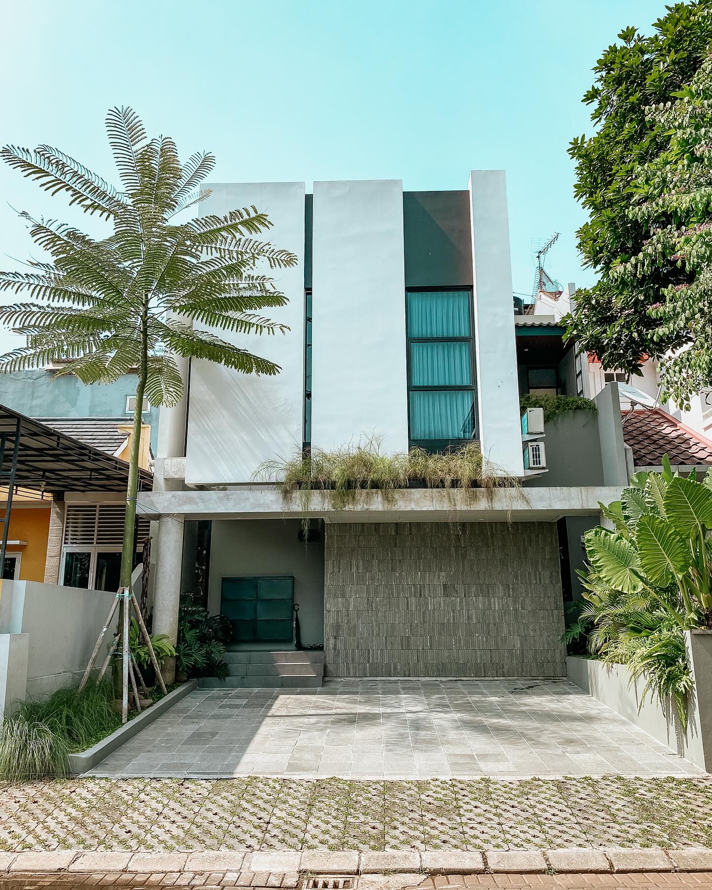 Desain Rumah Minimalis 2 Lantai dengan Nuansa Tropis