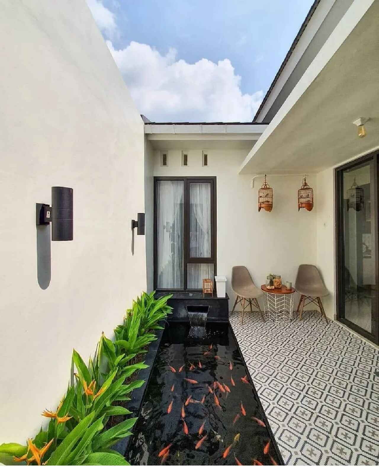 ide teras samping rumah dengan kolam ikan