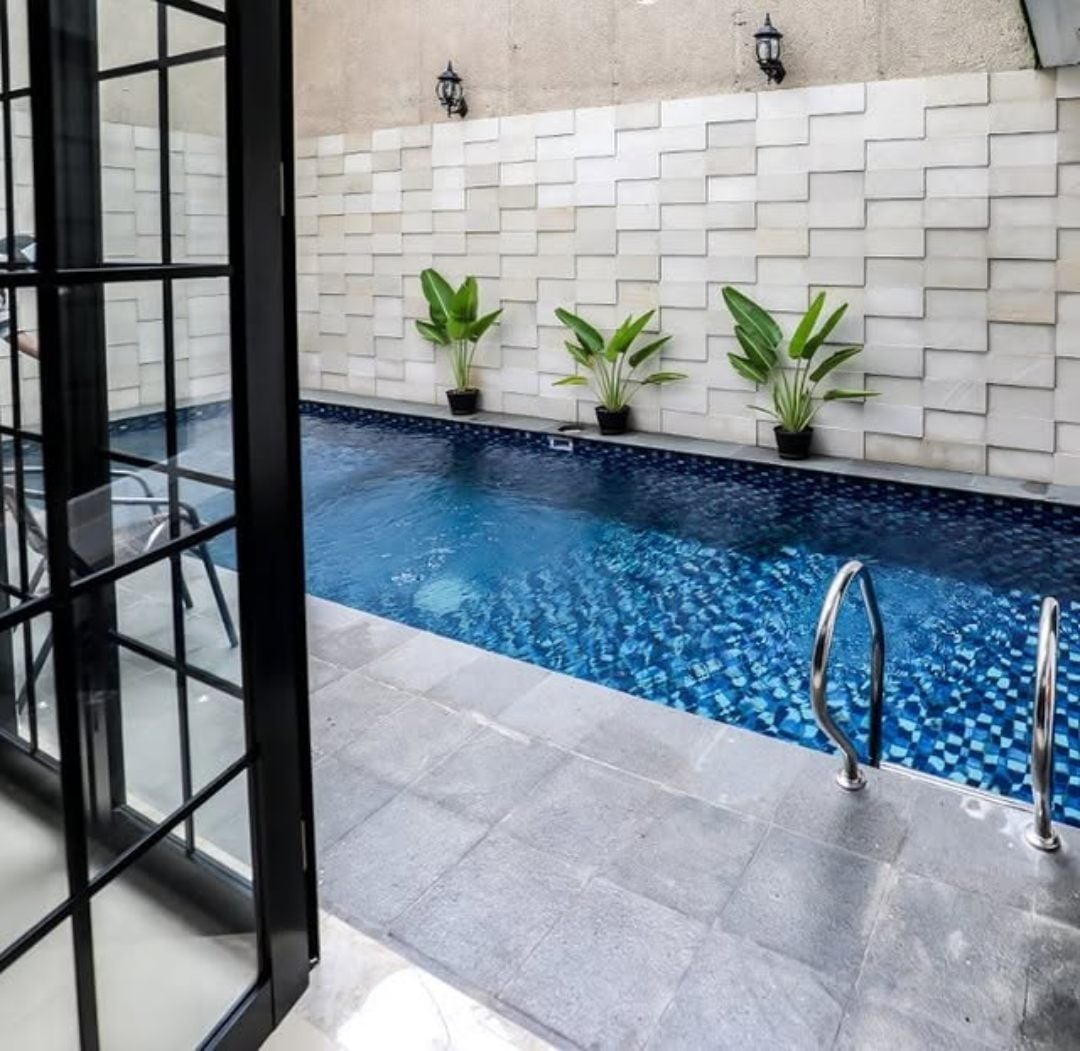 kolam renang minimalis halaman belakang