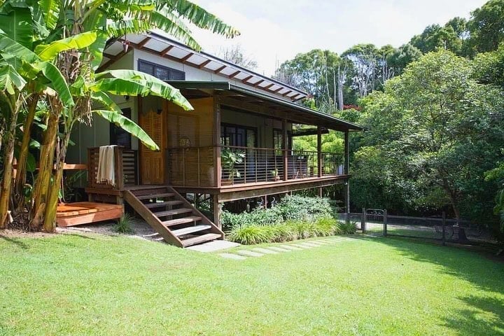 2. Bentuk Rumah Sederhana di Kampung dengan Halaman Super Luas
