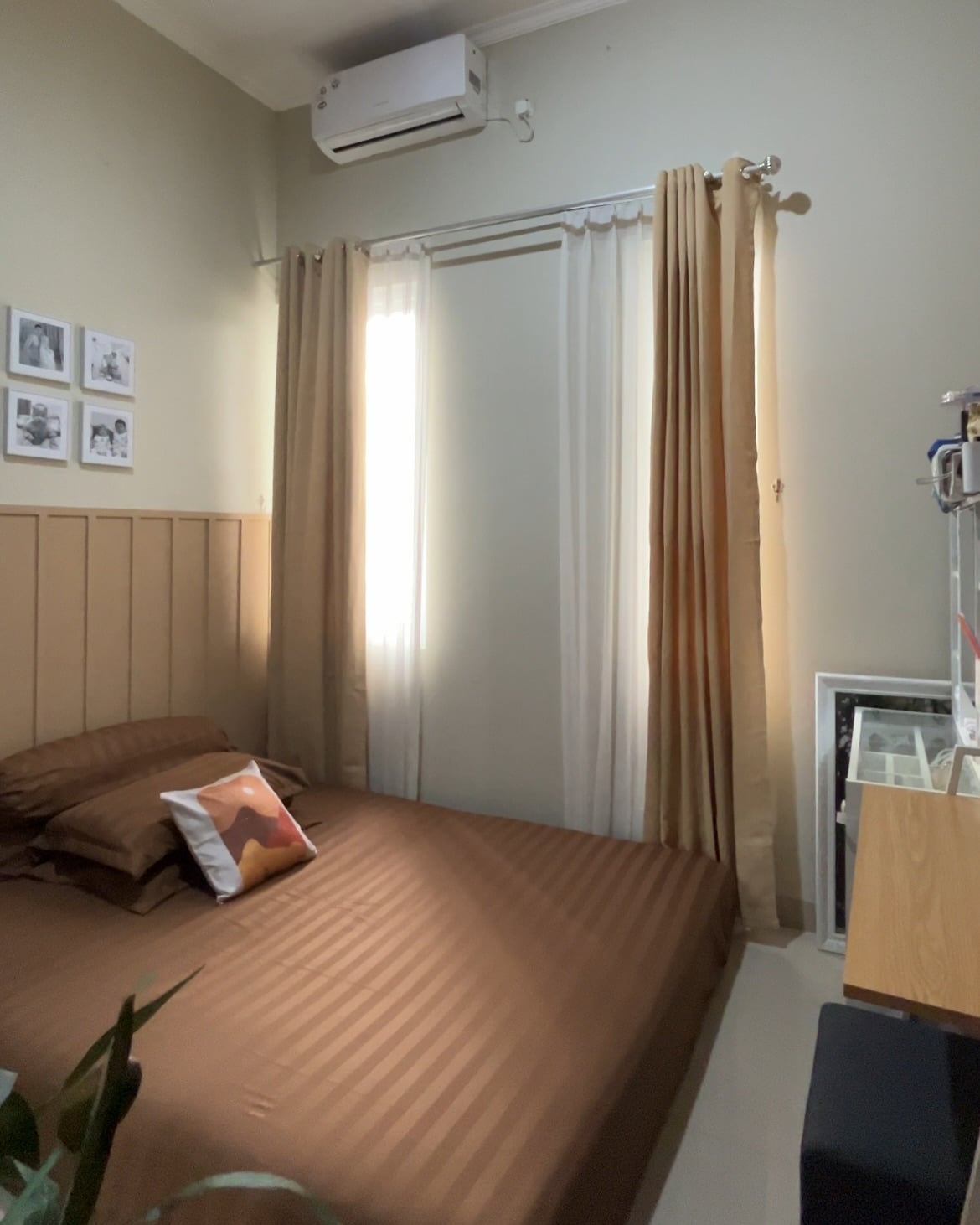 Warna Cat Kamar Tidur Kombinasi Coklat, Krem, dan Putih