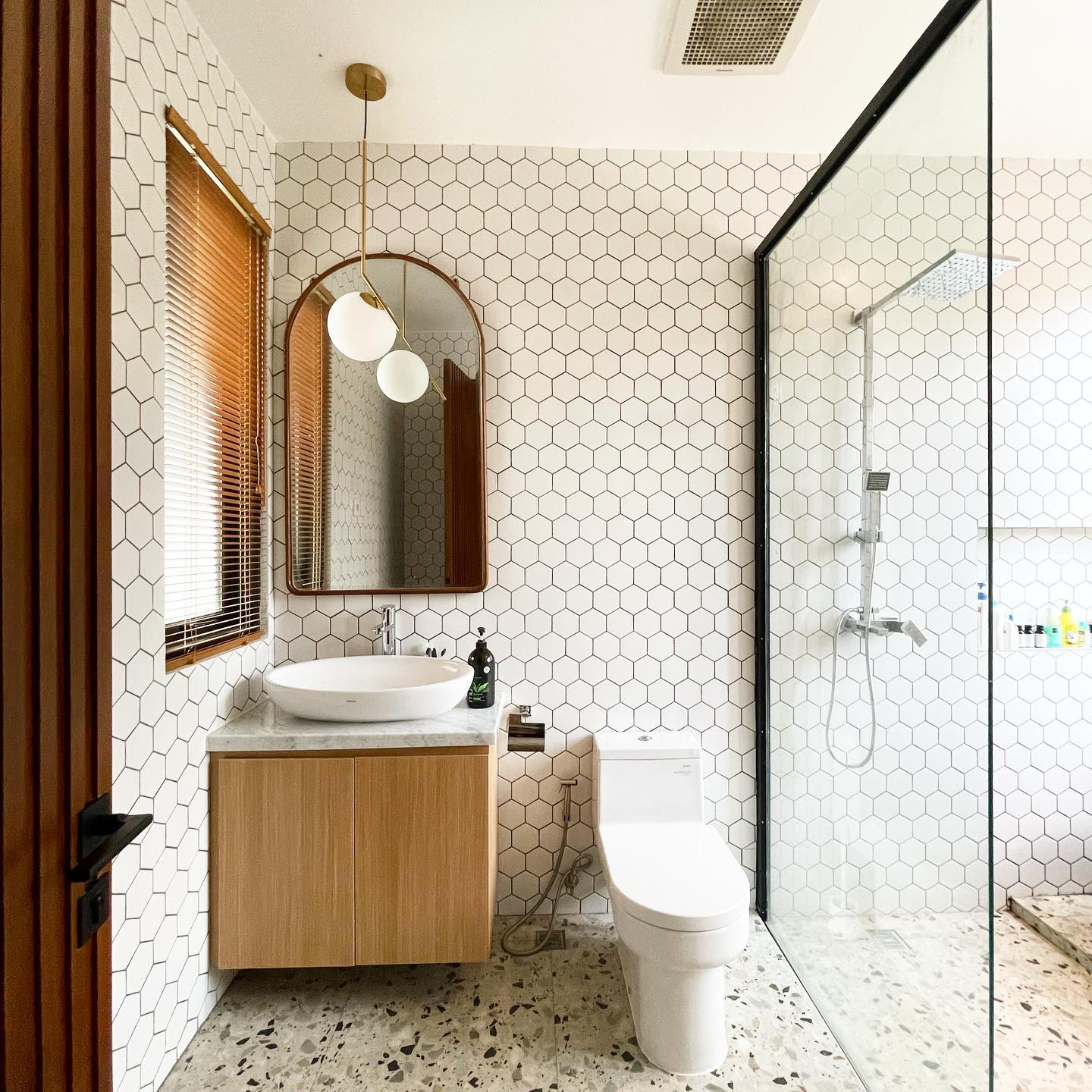 Desain Kamar Mandi Minimalis dengan Corak Hexagon