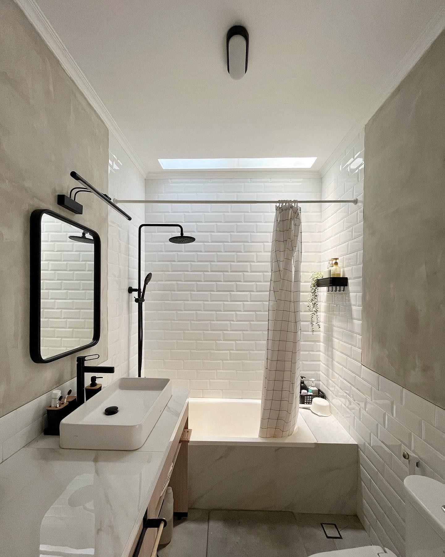 Desain Kamar Mandi Minimalis dengan Bathtub
