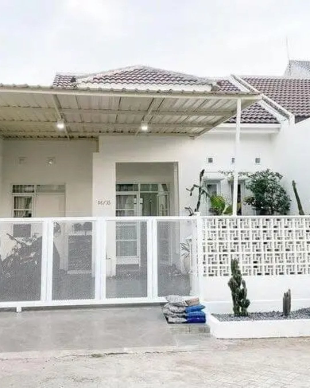 teras rumah warna putih minimalis
