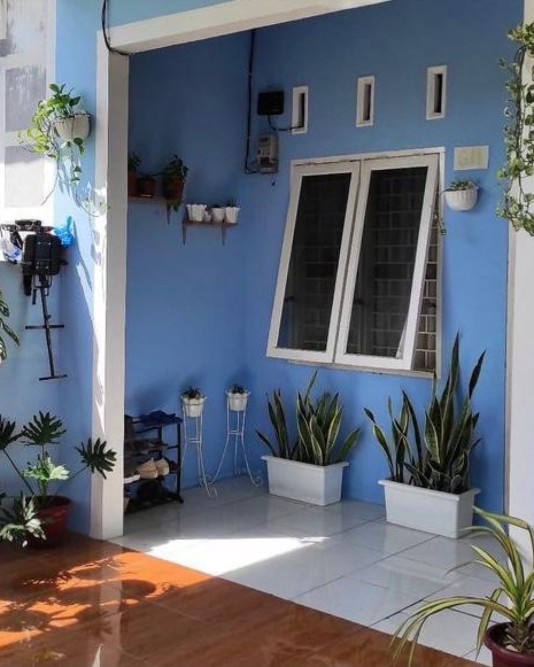 cat teras rumah warna biru