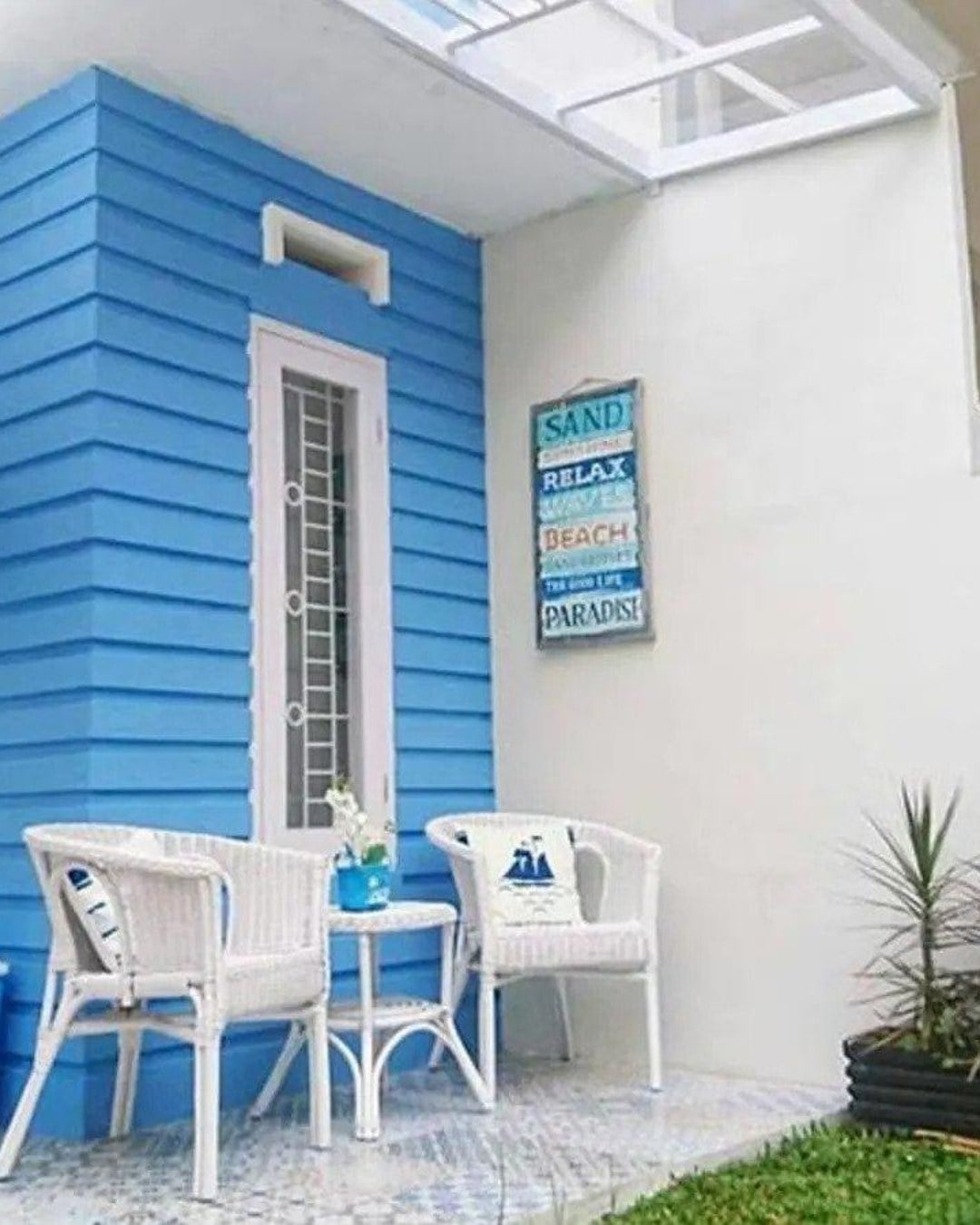 cat teras rumah biru langit
