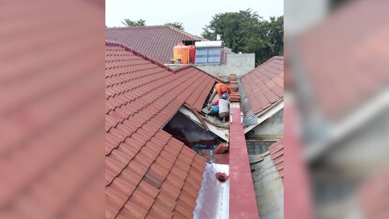 Petugas sedang memeriksa sumber kebocoran plafon