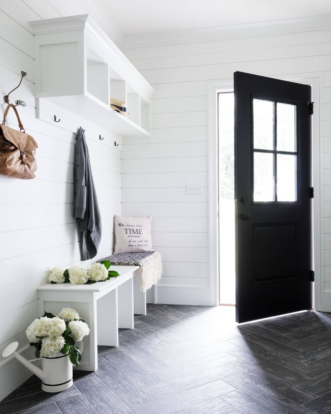 foyer rumah dengan rak