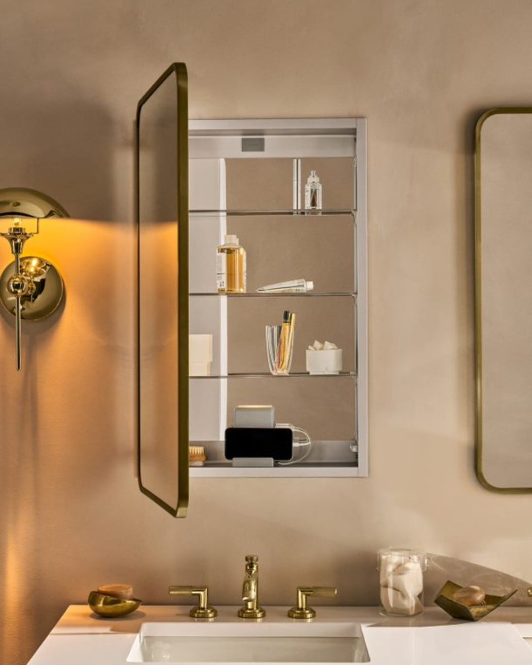 kamar mandi kecil beige
